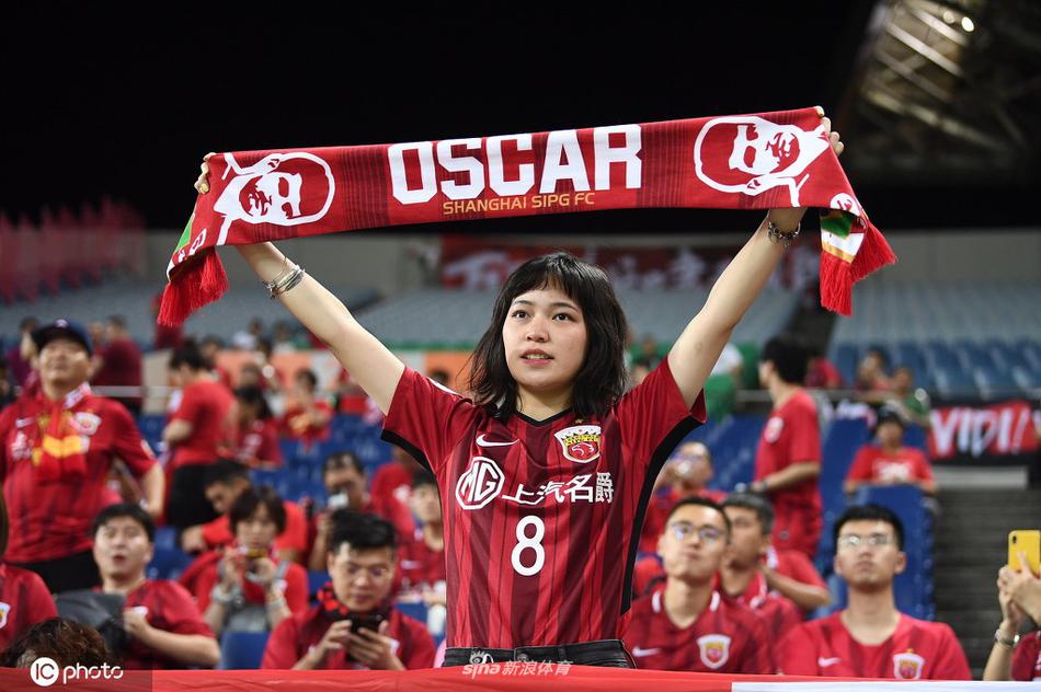[盘点]上海上港美女球迷集 挥舞大旗掀起红色旋风