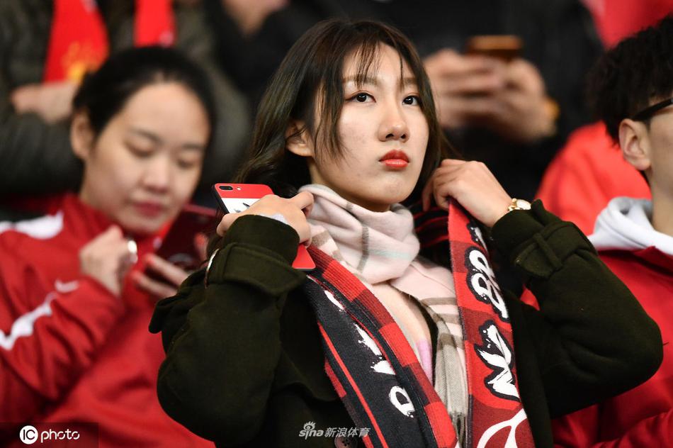 [盘点]上海上港美女球迷集 挥舞大旗掀起红色旋风
