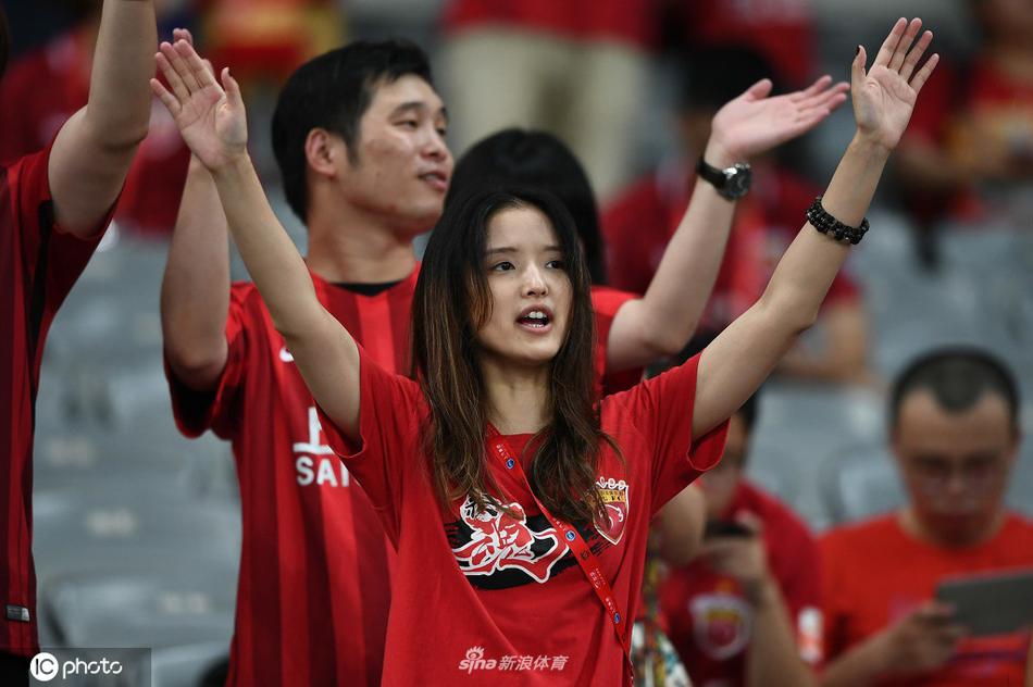 [盘点]上海上港美女球迷集 挥舞大旗掀起红色旋风