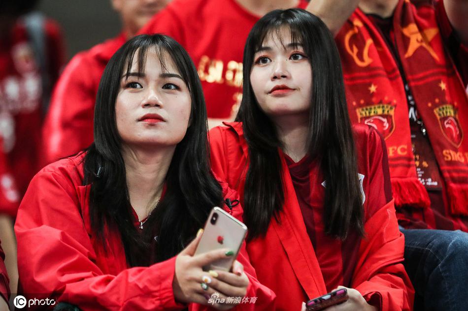 [盘点]上海上港美女球迷集 挥舞大旗掀起红色旋风