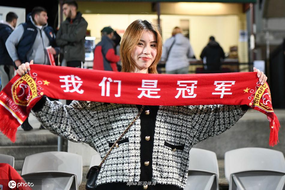 [盘点]上海上港美女球迷集 挥舞大旗掀起红色旋风