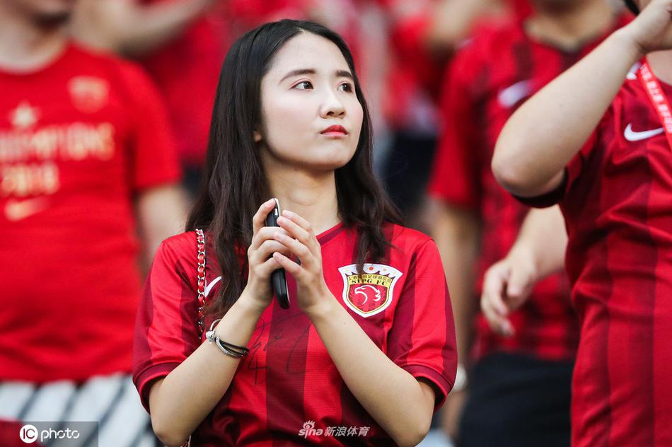 [盘点]上海上港美女球迷集 挥舞大旗掀起红色旋风