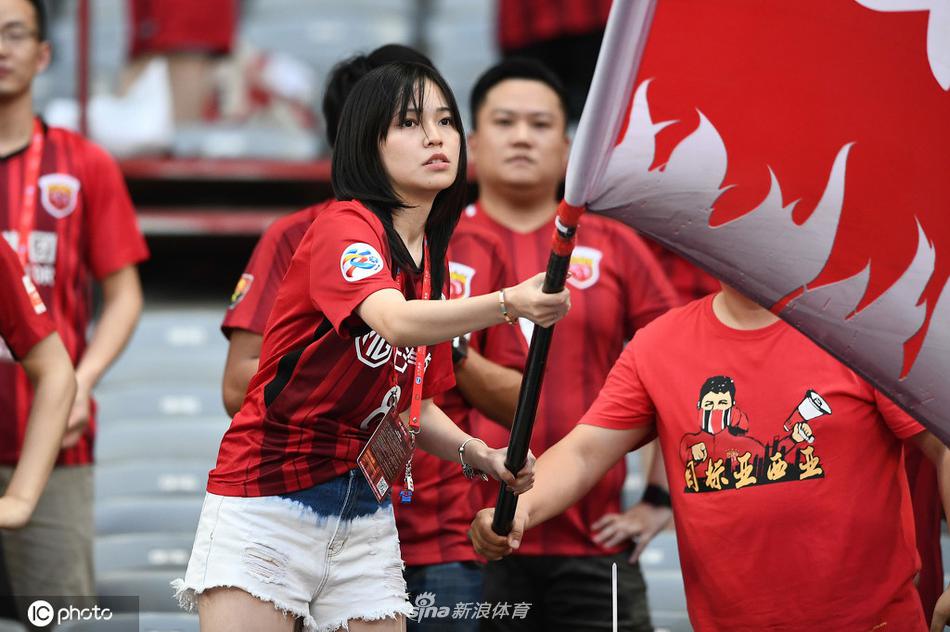 [盘点]上海上港美女球迷集 挥舞大旗掀起红色旋风