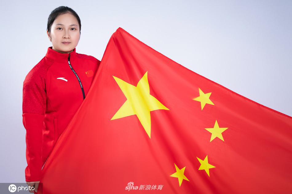 谌利军领衔 中国国家举重队拍摄爱国主题创意写真