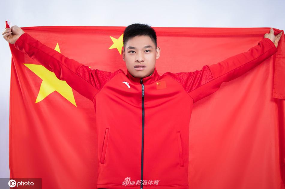 谌利军领衔 中国国家举重队拍摄爱国主题创意写真