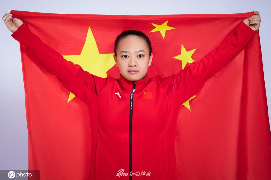 谌利军领衔 中国国家举重队拍摄爱国主题创意写真