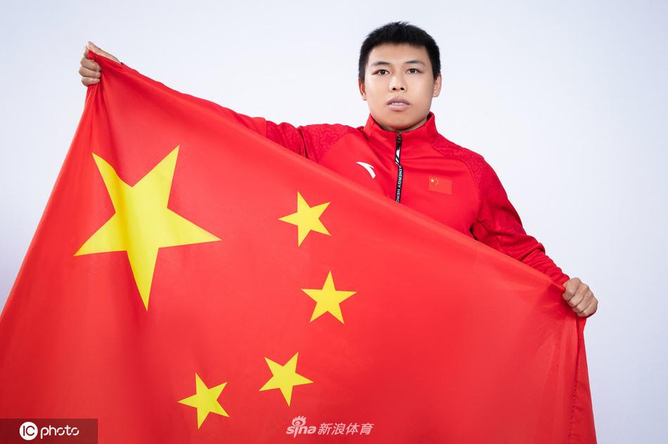 谌利军领衔 中国国家举重队拍摄爱国主题创意写真