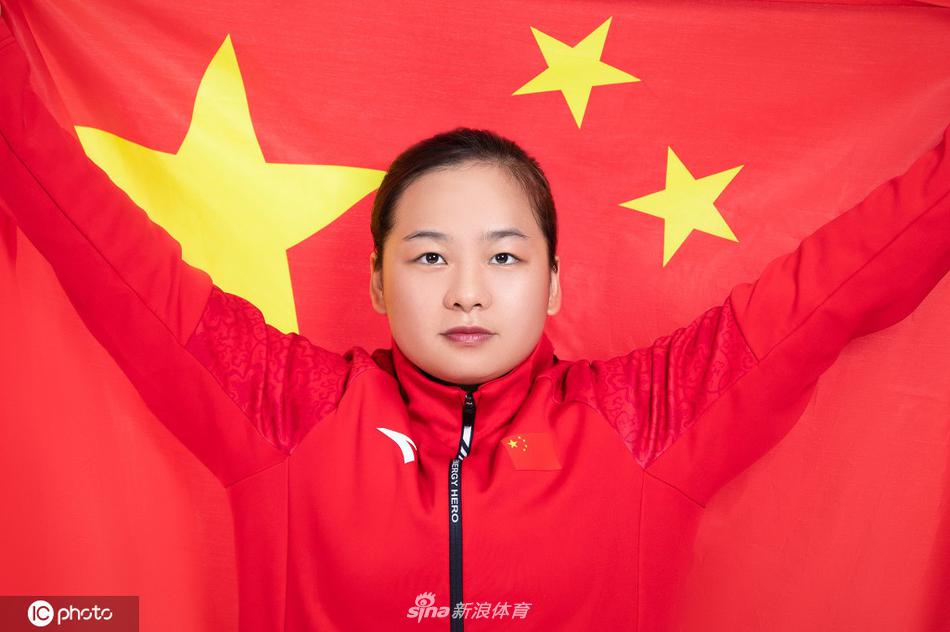 谌利军领衔 中国国家举重队拍摄爱国主题创意写真