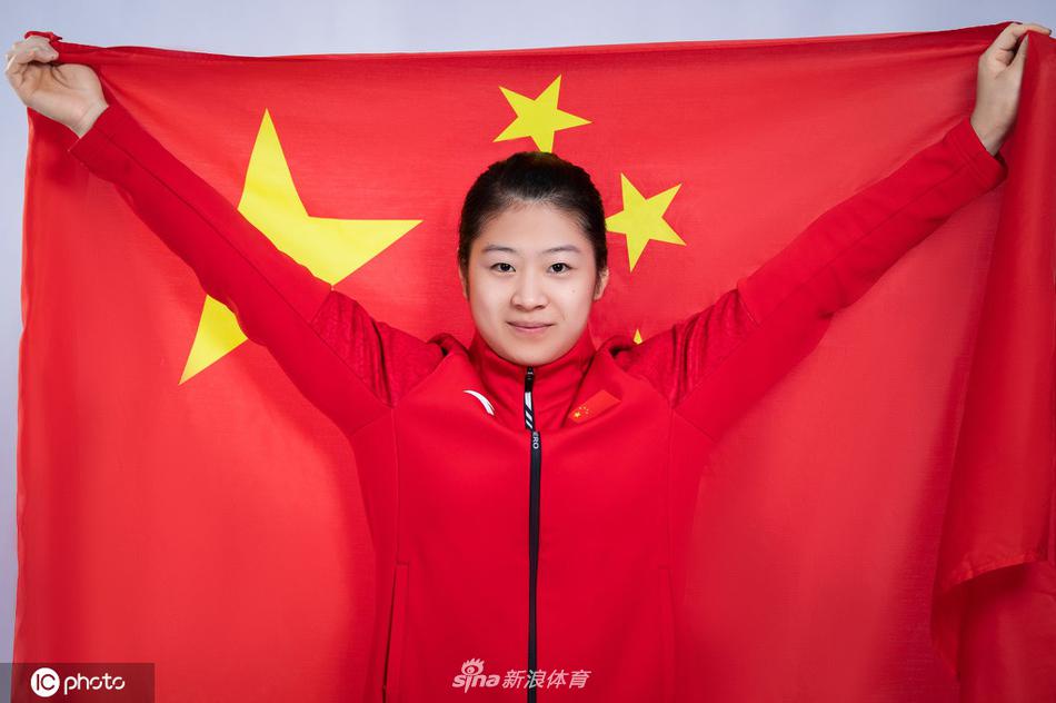 谌利军领衔 中国国家举重队拍摄爱国主题创意写真