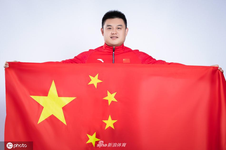 谌利军领衔 中国国家举重队拍摄爱国主题创意写真