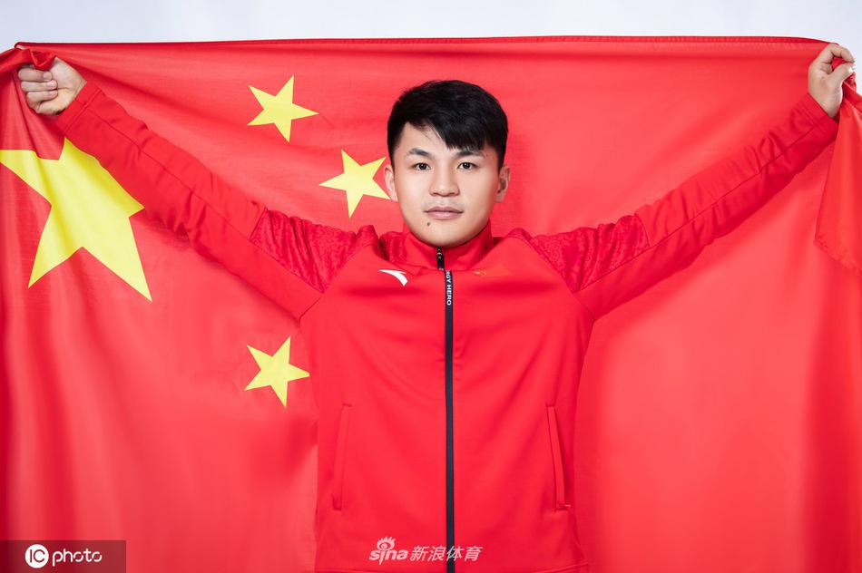 谌利军领衔 中国国家举重队拍摄爱国主题创意写真