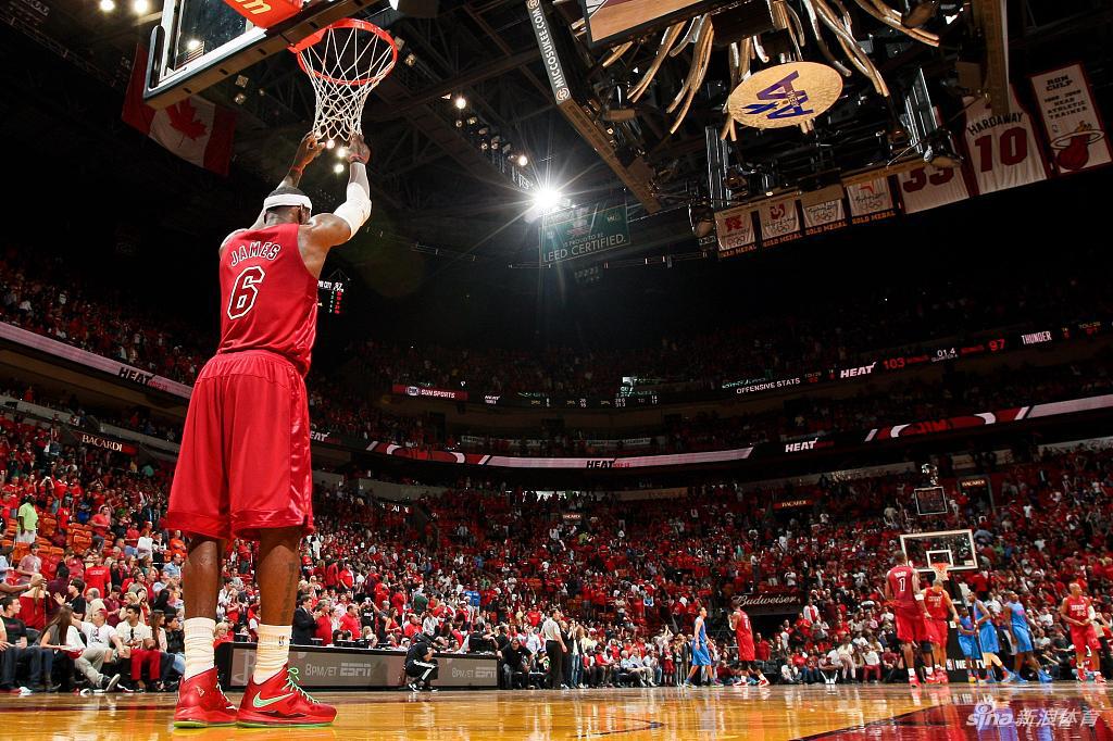 回顾历届圣诞大战经典瞬间 科比vs詹姆斯成永恒