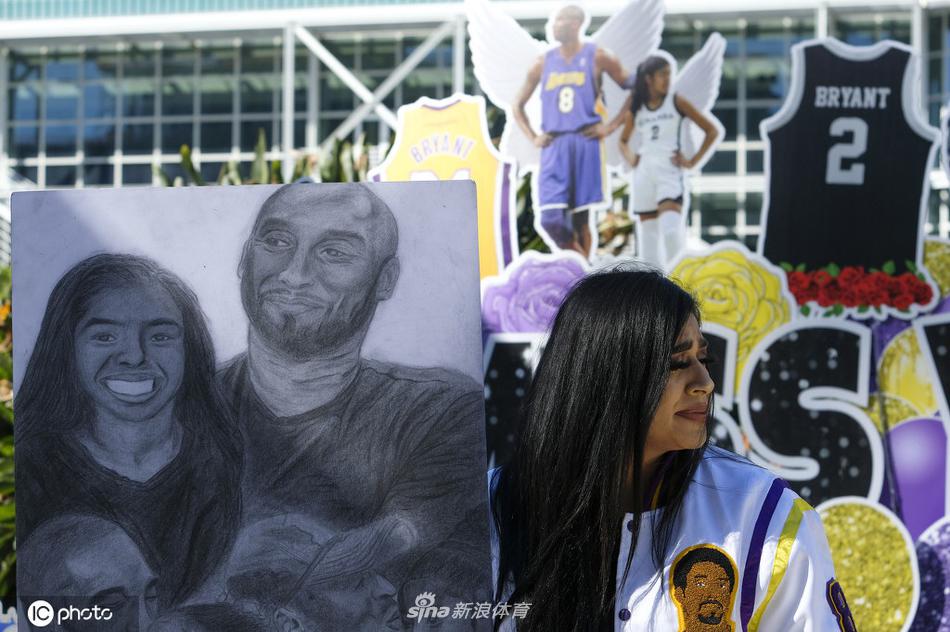球迷聚集斯台普斯球馆外缅怀科比 巨大海报与标语表达思念