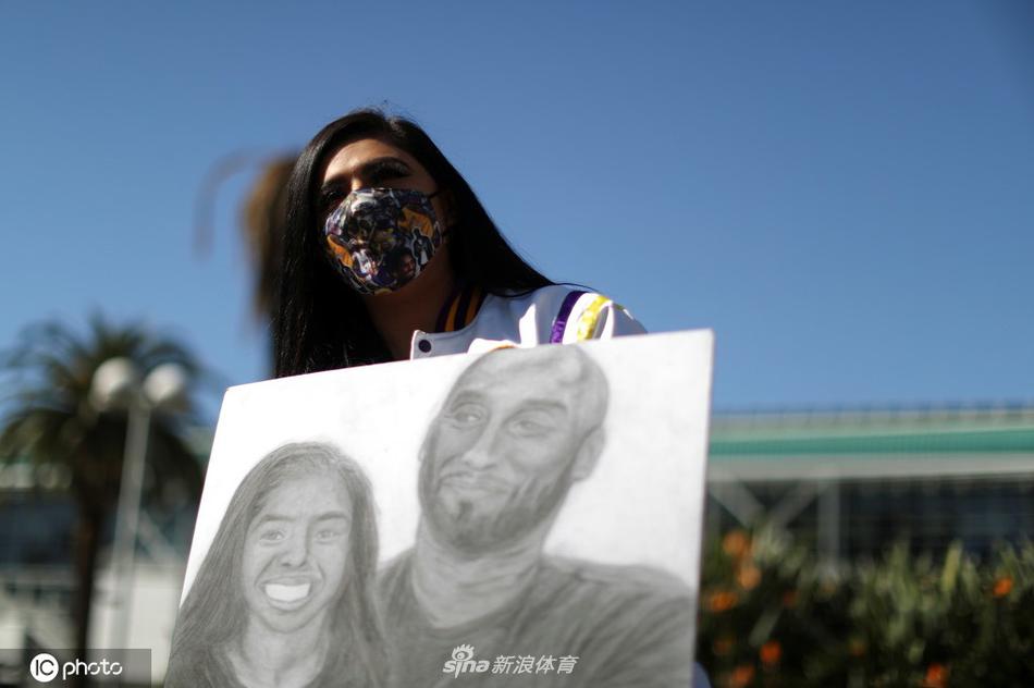 球迷聚集斯台普斯球馆外缅怀科比 巨大海报与标语表达思念