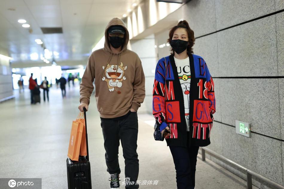 刘翔与妻子吴莎现身上海虹桥机场