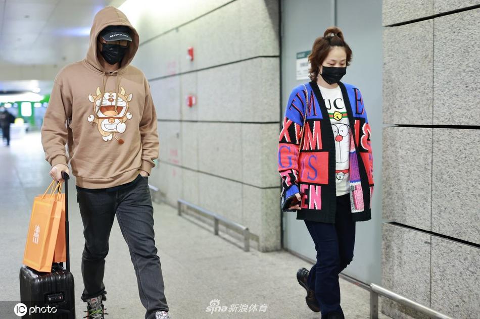 刘翔与妻子吴莎现身上海虹桥机场