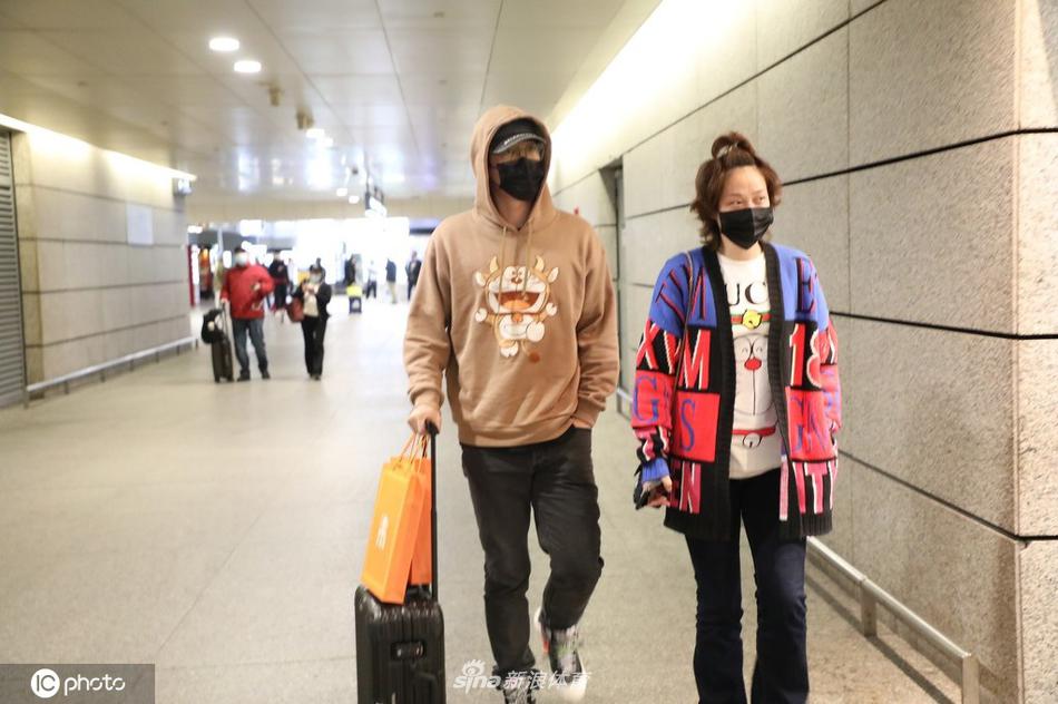 刘翔与妻子吴莎现身上海虹桥机场