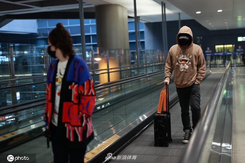 刘翔与妻子吴莎现身上海虹桥机场