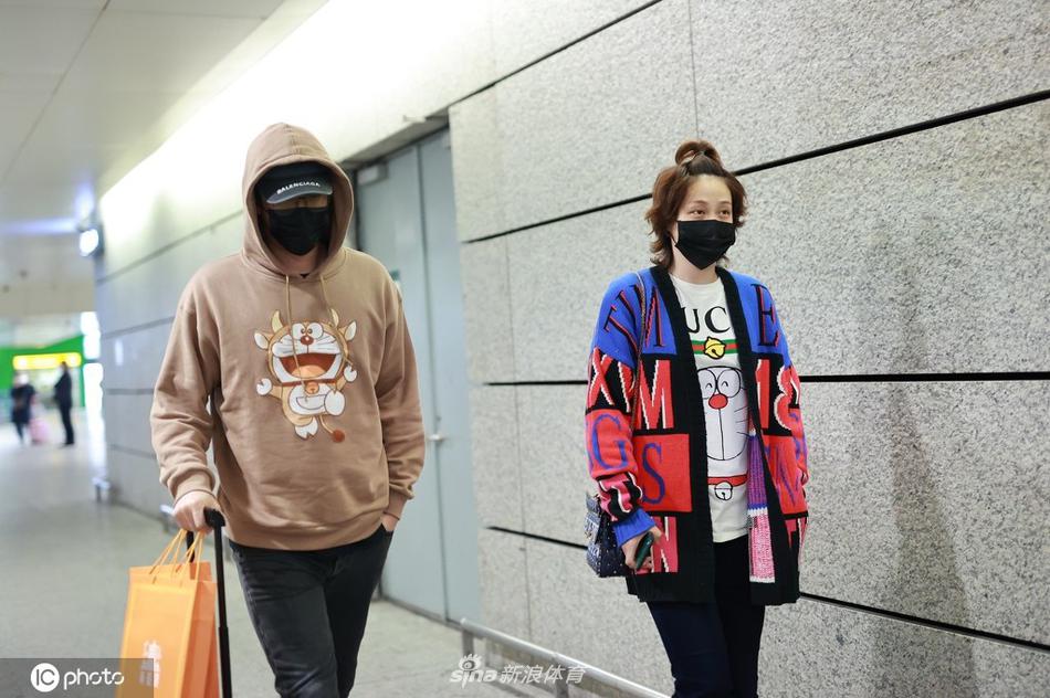 刘翔与妻子吴莎现身上海虹桥机场
