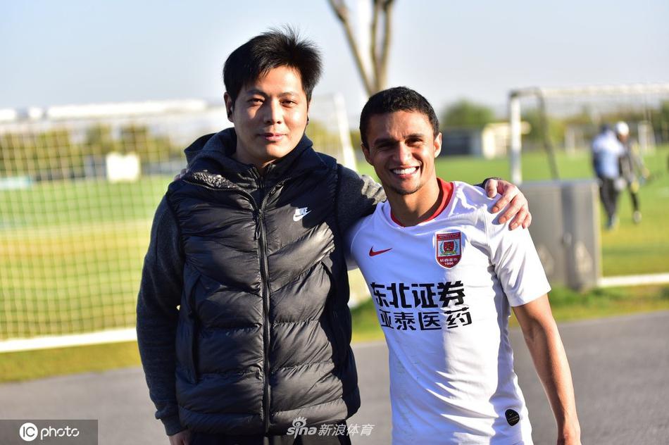 北京国安与长春亚泰结束热身赛后离开球场