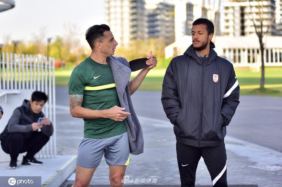 北京国安与长春亚泰结束热身赛后离开球场