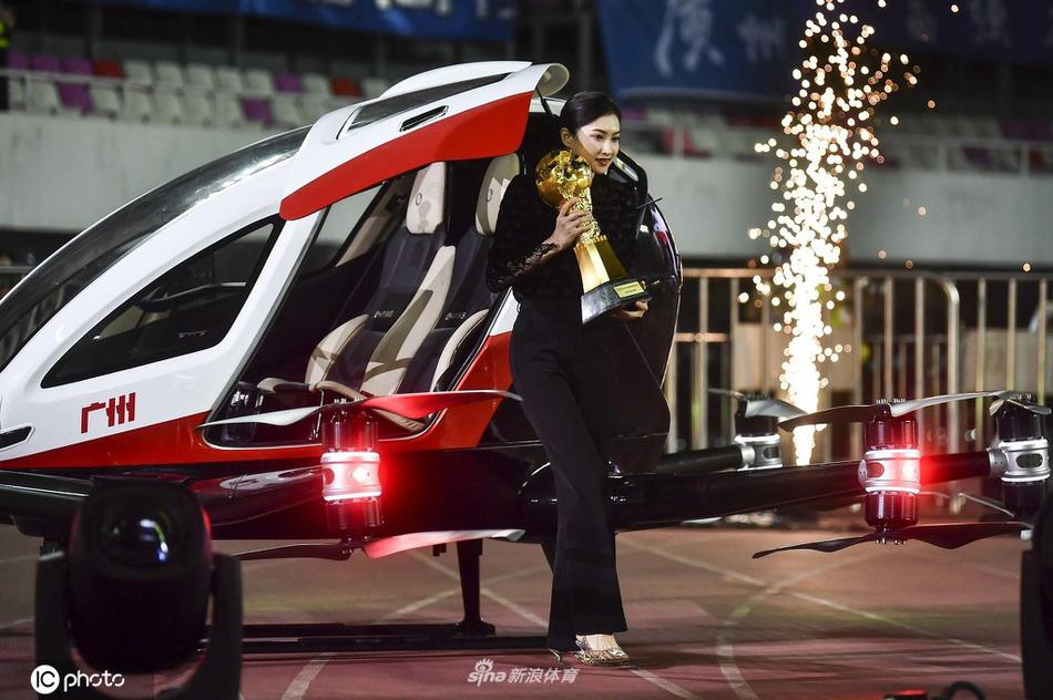 自动驾驶载人飞行器携火神杯进入球场