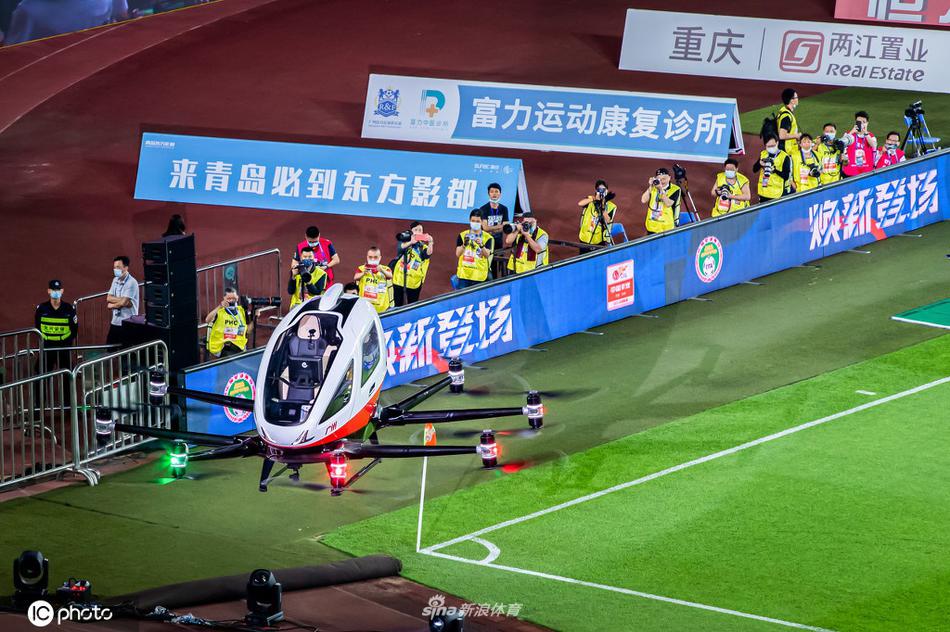 自动驾驶载人飞行器携火神杯进入球场