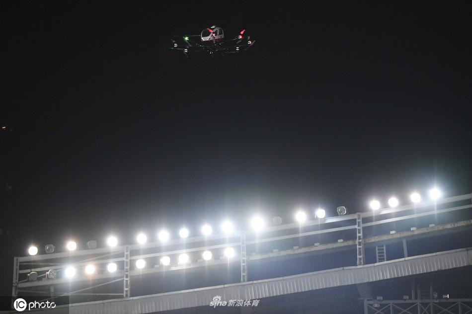 自动驾驶载人飞行器携火神杯进入球场