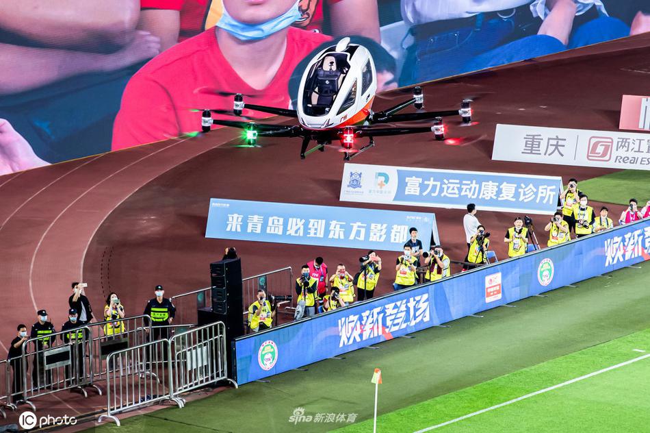 自动驾驶载人飞行器携火神杯进入球场