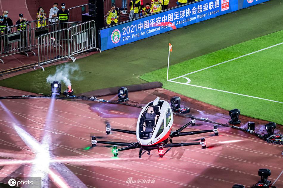 自动驾驶载人飞行器携火神杯进入球场