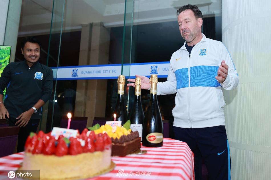 双喜临门 中超广州城为范加斯特与韩鹏飞庆生