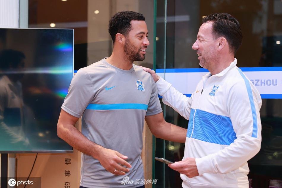 双喜临门 中超广州城为范加斯特与韩鹏飞庆生