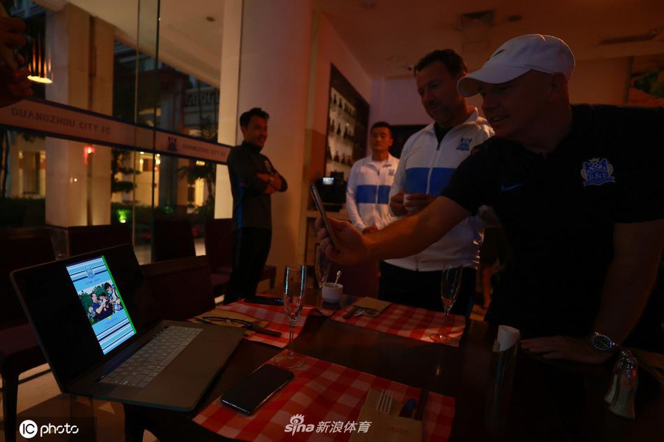 双喜临门 中超广州城为范加斯特与韩鹏飞庆生