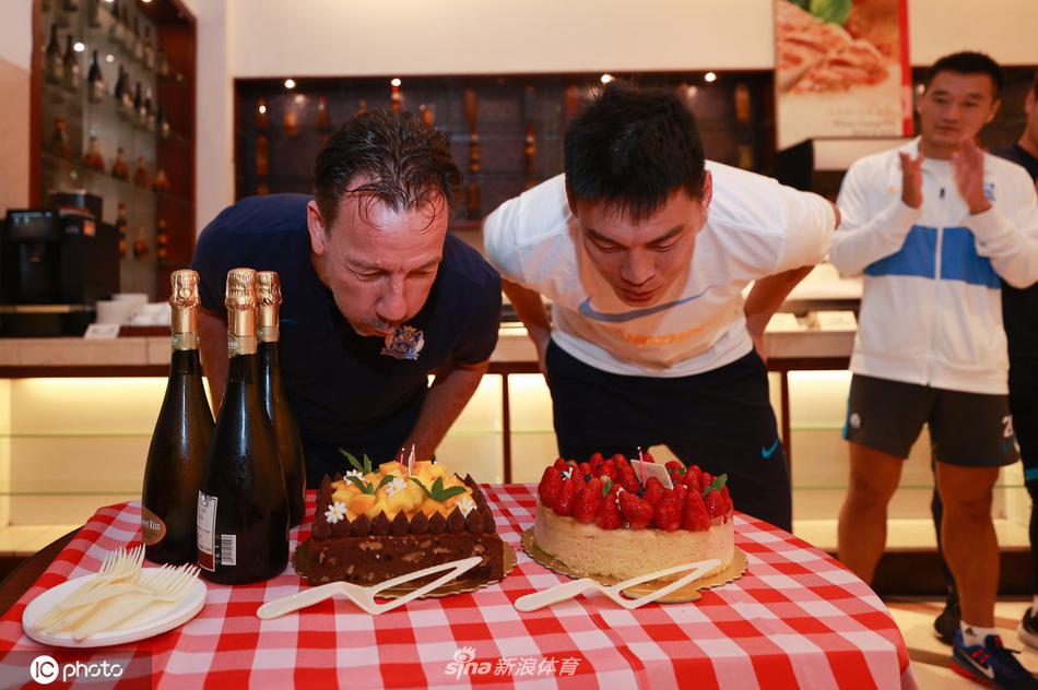 双喜临门 中超广州城为范加斯特与韩鹏飞庆生