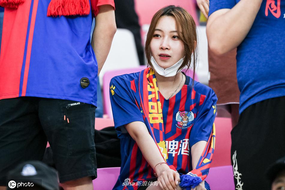 南北佳丽PK！各队女球迷看台观战中超