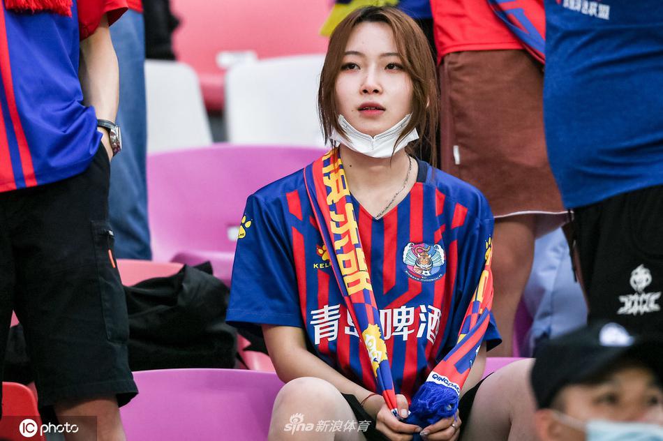 南北佳丽PK！各队女球迷看台观战中超