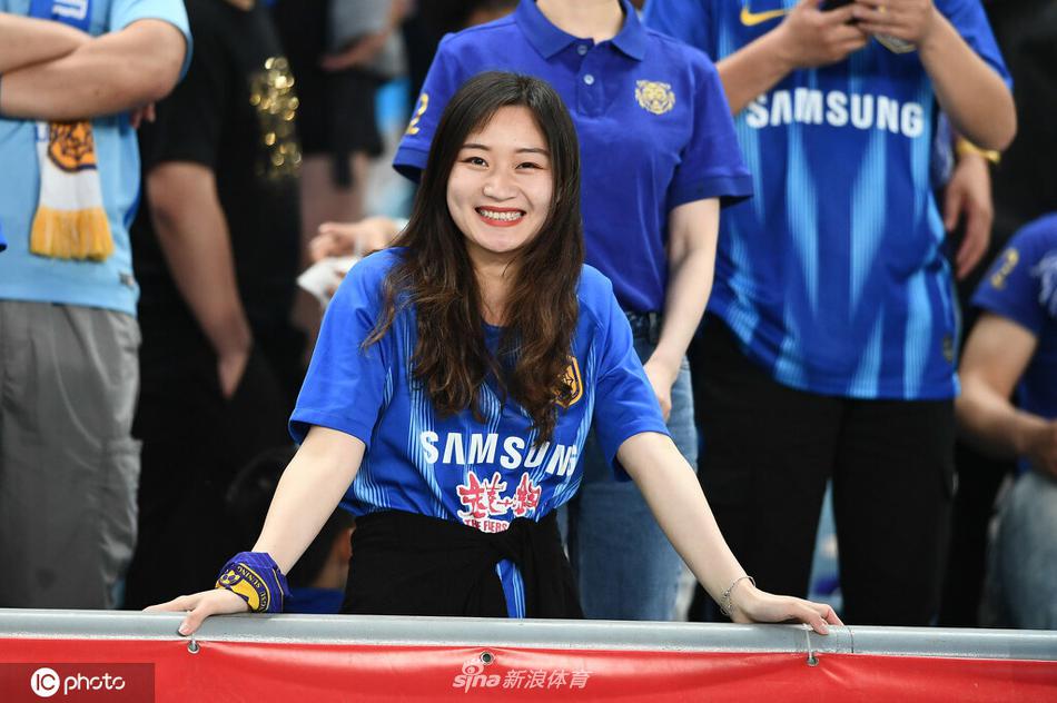 你笑起来真好看 世界微笑日欣赏中超美女球迷治愈笑容