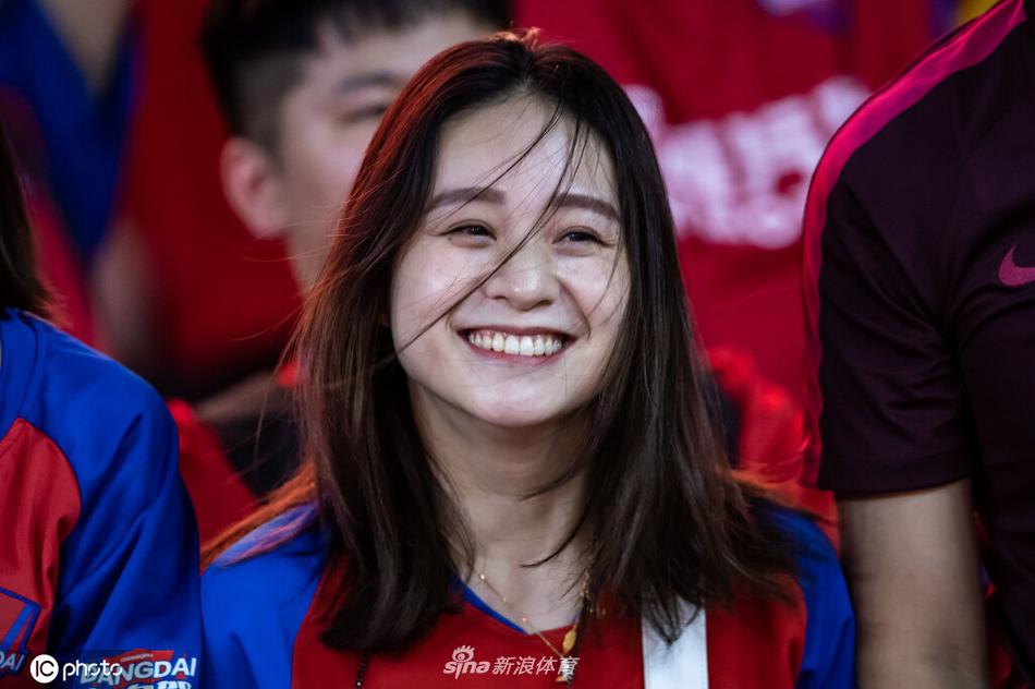 你笑起来真好看 世界微笑日欣赏中超美女球迷治愈笑容