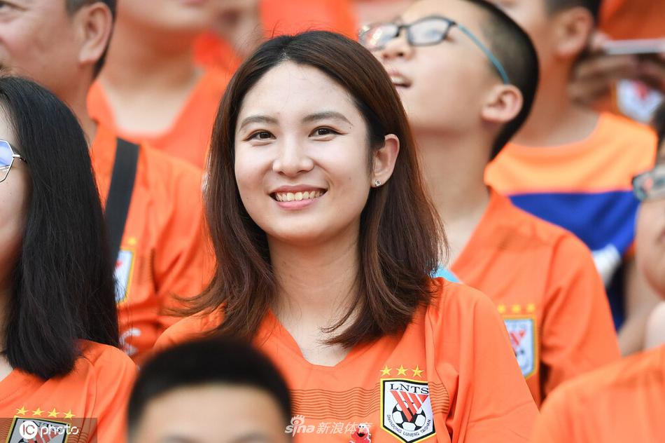 你笑起来真好看 世界微笑日欣赏中超美女球迷治愈笑容