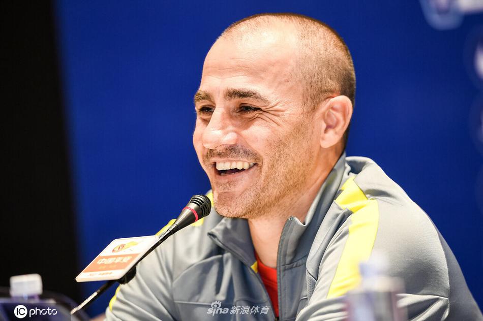 广州队赛前新闻发布会 卡纳瓦罗携严鼎皓出席