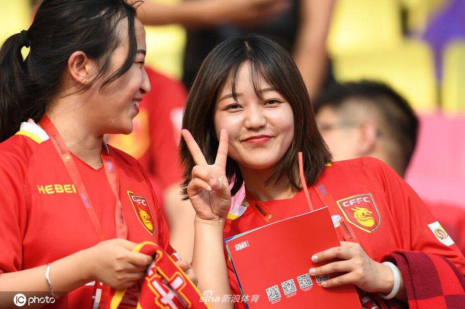 你笑起来真好看 世界微笑日欣赏中超美女球迷治愈笑容