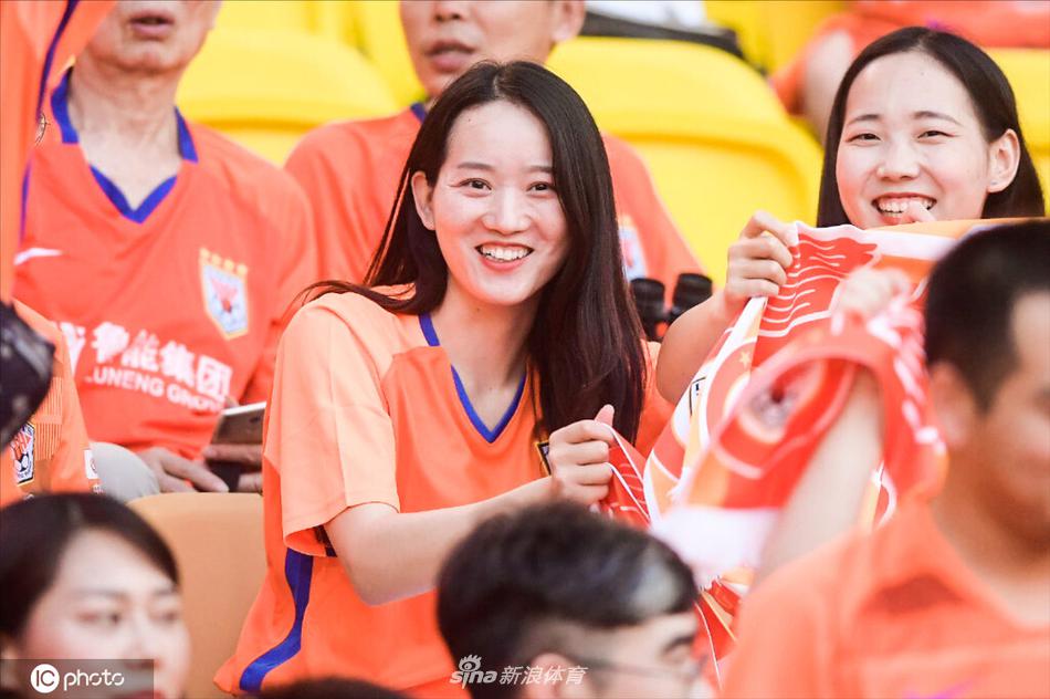 你笑起来真好看 世界微笑日欣赏中超美女球迷治愈笑容