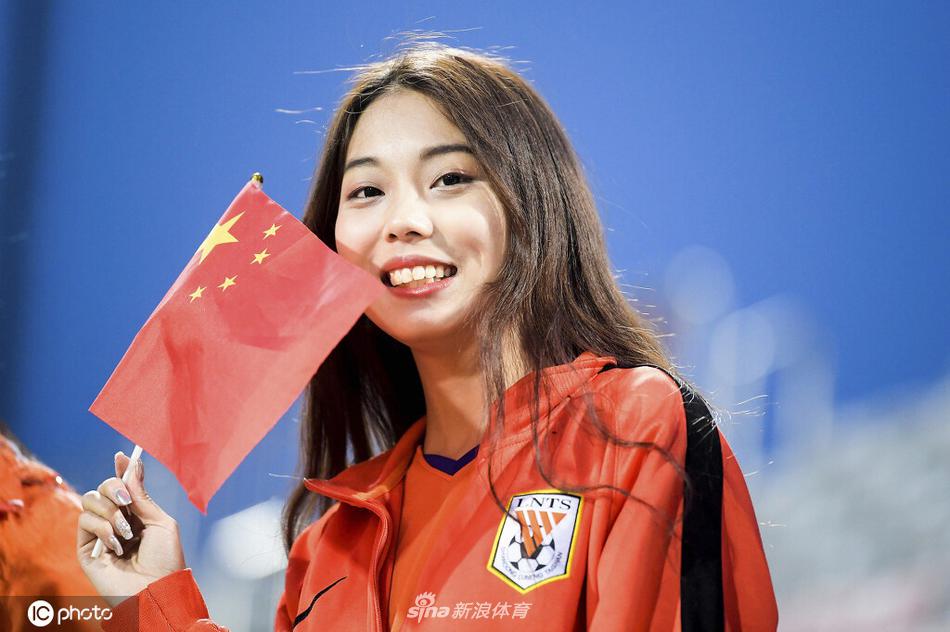 你笑起来真好看 世界微笑日欣赏中超美女球迷治愈笑容