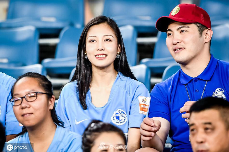 你笑起来真好看 世界微笑日欣赏中超美女球迷治愈笑容