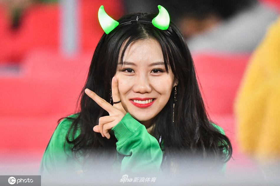 你笑起来真好看 世界微笑日欣赏中超美女球迷治愈笑容