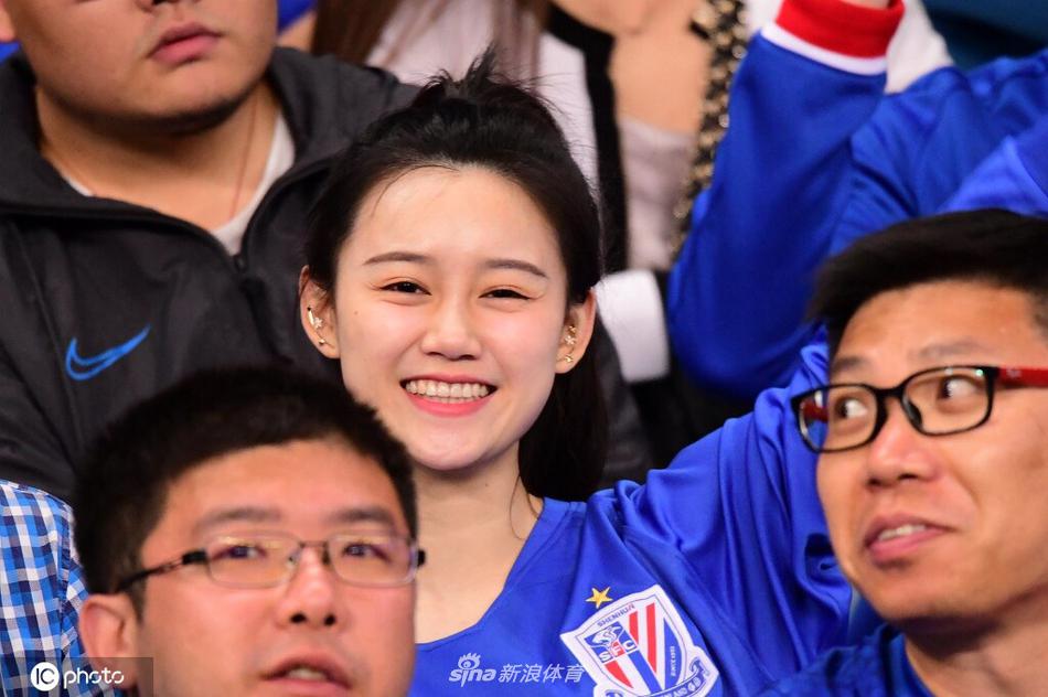 你笑起来真好看 世界微笑日欣赏中超美女球迷治愈笑容