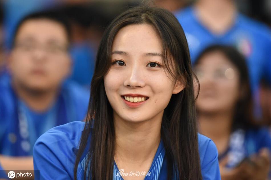 你笑起来真好看 世界微笑日欣赏中超美女球迷治愈笑容