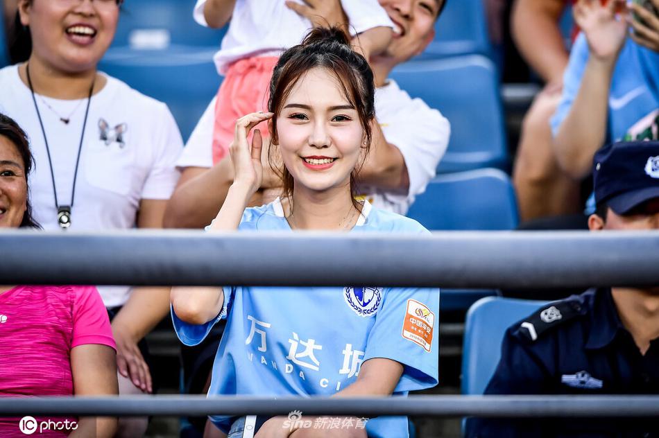 你笑起来真好看 世界微笑日欣赏中超美女球迷治愈笑容