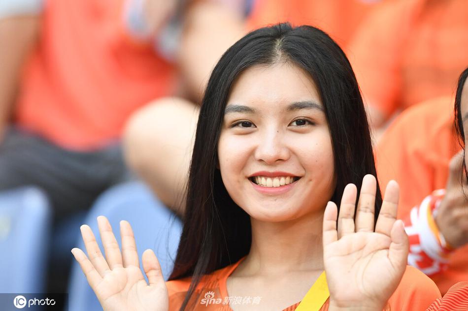 你笑起来真好看 世界微笑日欣赏中超美女球迷治愈笑容