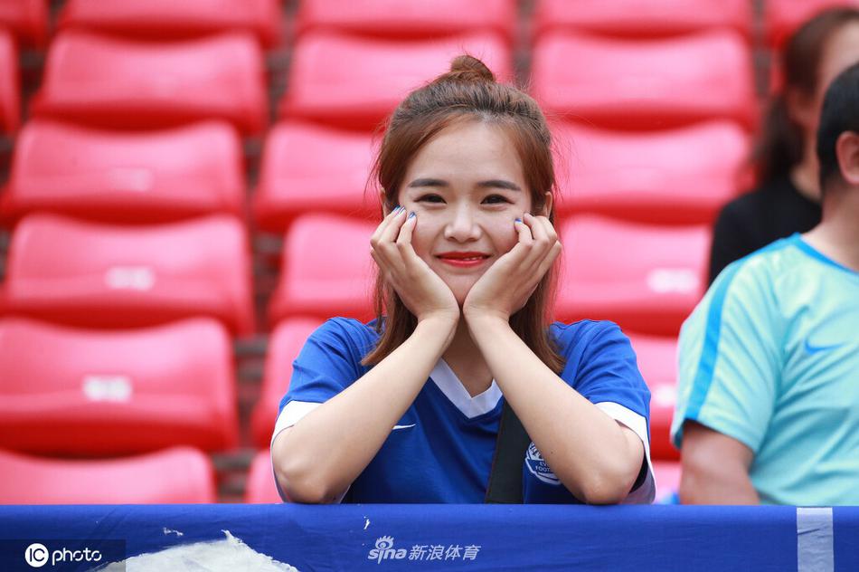 你笑起来真好看 世界微笑日欣赏中超美女球迷治愈笑容